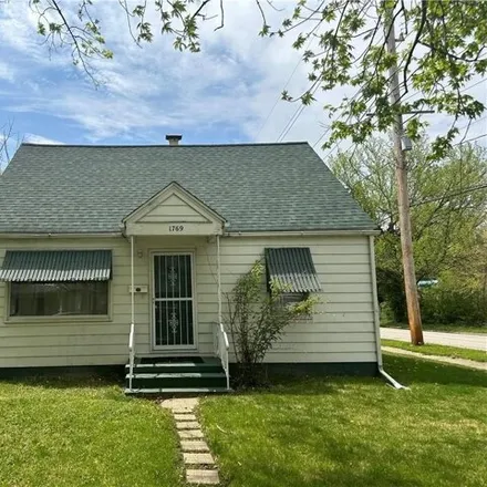 Buy this 3 bed house on 811 West Sawyer Street in Decatur, IL 62526