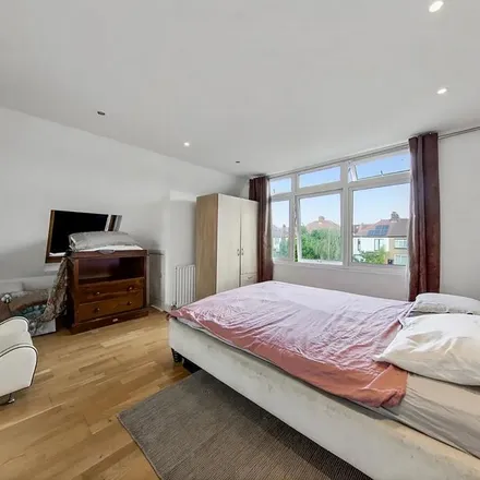 Image 2 - 241 Chamberlayne Road, Brondesbury Park, London, NW10 3NU, United Kingdom - House for rent