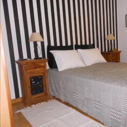 Rent this 3 bed room on Ortopedia Carcavelos in Rua Sacadura Cabral 159, 2750-836 Carcavelos e Parede