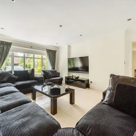 Rent this 9 bed apartment on NatWest in High Street, High Wycombe