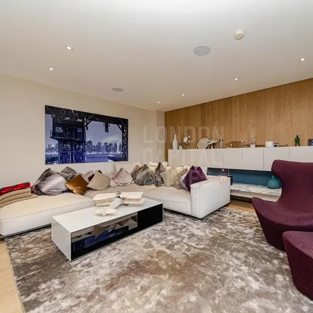 Rent this 3 bed apartment on Goodman's Fields in Goodman Street, London