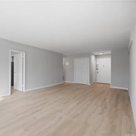 Image 7 - 140-11 33rd Avenue, New York, NY 11354, USA - Apartment for sale