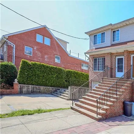 Buy this 3 bed townhouse on 33 New Lane in New York, NY 10305