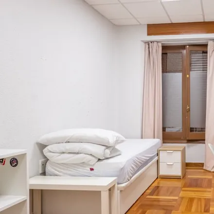 Rent this 6 bed room on Hospital de San Lucas y San Nicolás in Vía Complutense, 28807 Alcalá de Henares