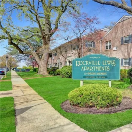 Buy this studio apartment on 6 North Lewis Place in Village of Rockville Centre, NY 11570