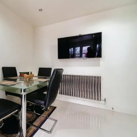 Image 6 - 211 Westminster Road, London, SM1 3NF, United Kingdom - Townhouse for sale