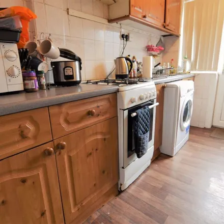 Rent this 4 bed duplex on Back Walmsley Road in Leeds, LS6 1NG