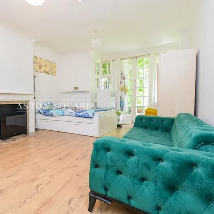 Rent this studio apartment on Dunstan Road in Finchley Road, Childs Hill