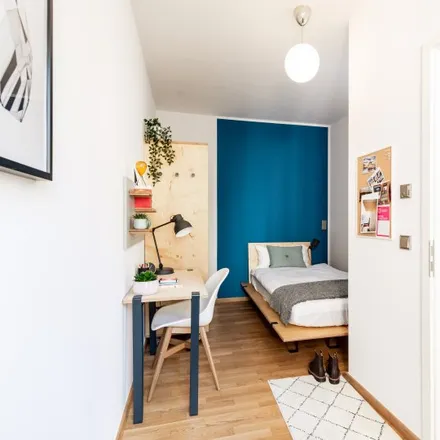Rent this 2 bed room on Allianz Ulf Jentzsch in Krossener Straße, 10245 Berlin