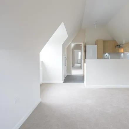 Image 2 - 7 Mill Hill Close, Haywards Heath, RH16 1NY, United Kingdom - Apartment for rent