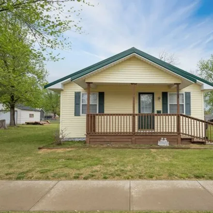 Buy this 2 bed house on 1055 East Carpenter Street in Moberly, MO 65270