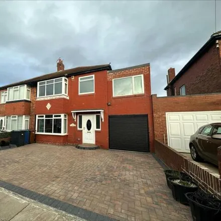 Rent this 5 bed duplex on Rosewood Gardens in Newcastle upon Tyne, NE3 3DH