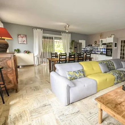Rent this 5 bed house on 84840 Lamotte-du-Rhône