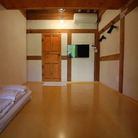 Rent this studio house on 100-20 in Hanji-gil, Wansan-gu