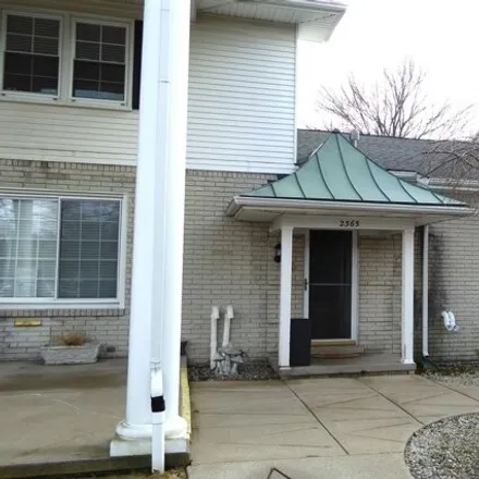 Rent this 3 bed condo on 4 Manor Way in Rochester Hills, MI 48309