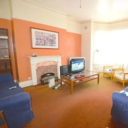 Rent this 9 bed townhouse on McColl's in 96 Belle Vue Road, Leeds