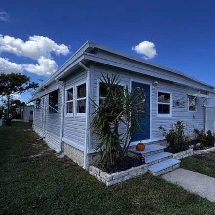 Buy this studio apartment on 66136 Stratford Road in Pinellas Park, FL 33782