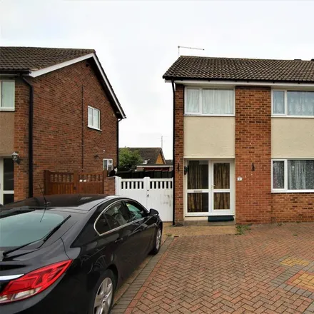 Rent this 3 bed duplex on Saint Oswald's Close in Kettering, NN15 5HZ