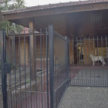 Buy this 2 bed house on 14 de Julio 350 in Partido de Lomas de Zamora, 1834 Temperley