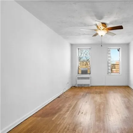Image 3 - 2102 Holland Avenue, New York, NY 10462, USA - Apartment for sale