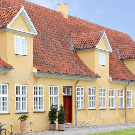 Rent this 5 bed apartment on Jægersborghave in Jægersborg Alle, 2820 Gentofte