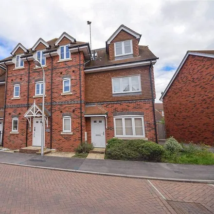 Rent this 2 bed apartment on Carina Drive in Wokingham, RG40 1EF