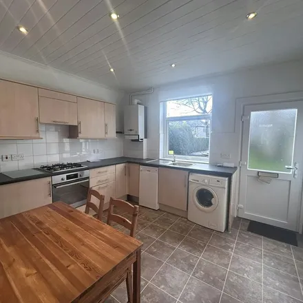 Rent this 3 bed townhouse on Tasker Road in Sheffield, S10 1UW