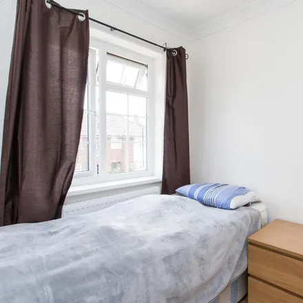 Rent this 5 bed room on Saint Andrews Road in London, W3 7NF