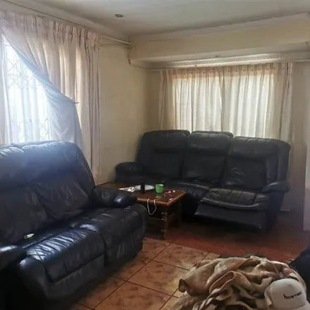 Image 2 - Oupa Moeti Road, Mthambeka, Tembisa, 1618, South Africa - Apartment for rent