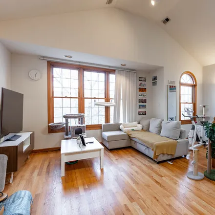 Rent this 3 bed apartment on 916 N Paulina St