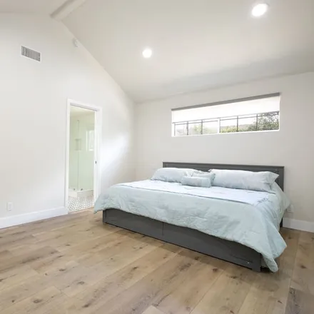 Rent this 3 bed house on Los Angeles