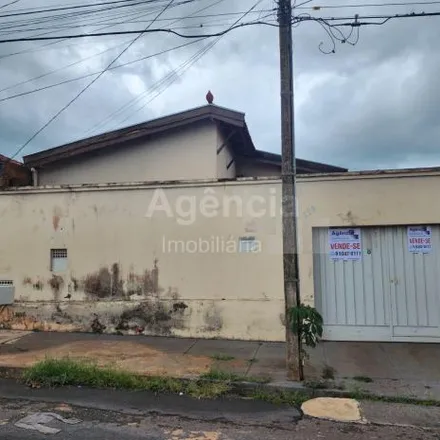 Buy this 3 bed house on Rua Manoel Bertoldo in José Barbosa, Uberaba - MG