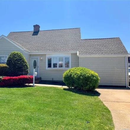 Rent this 1 bed duplex on 40 Sand Street in East Massapequa, NY 11758