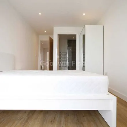 Rent this 3 bed apartment on Rose Alley in Bishopsgate, London