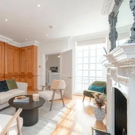 Rent this 5 bed townhouse on 20 Buckingham Gate in London, SW1E 6NF