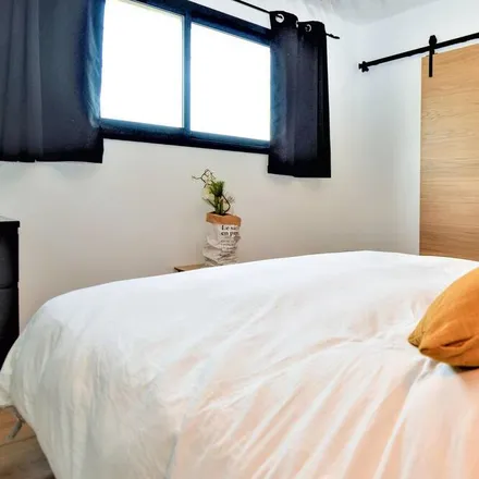 Rent this 3 bed house on Montfavet in Chemin de la Gare, 84000 Avignon