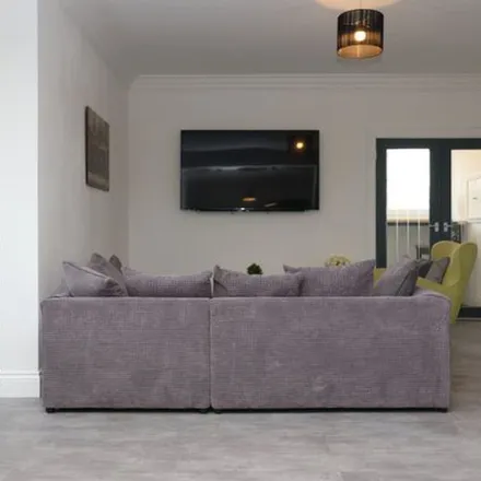 Rent this 3 bed apartment on Ledcameroch Road in Bearsden, G61 4AB