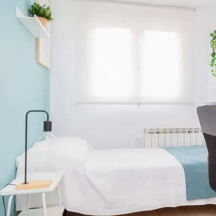 Rent this 4 bed room on Calle de Hilarión Eslava in 8, 50010 Zaragoza