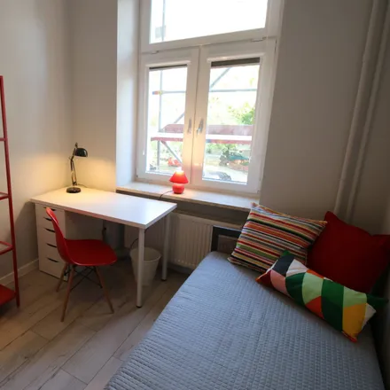 Rent this 4 bed room on Harcmistrza Aleksandra Kamińskiego 20 in 90-221 Łódź, Poland