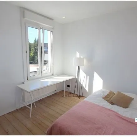 Rent this 3 bed townhouse on Elfjulistraat 64 in 9000 Ghent, Belgium