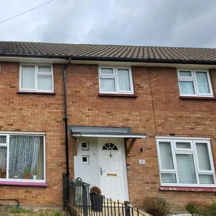Rent this 2 bed townhouse on Rodney Close in Luton, LU4 0QT