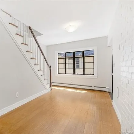 Image 7 - 4 Oak St, New York, 10567 - House for sale