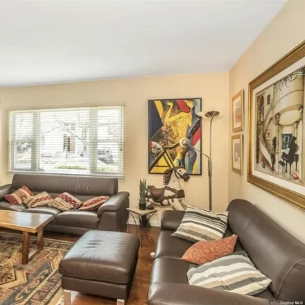 Image 4 - 26-21 210th Street, New York, NY 11360, USA - House for sale