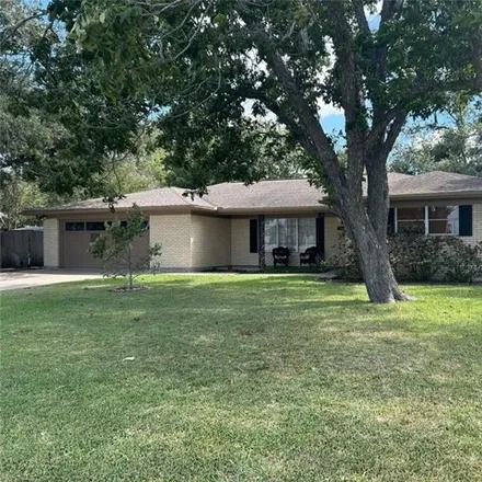 Image 2 - 1020 North Nueces Street, Port Lavaca, TX 77979, USA - House for sale