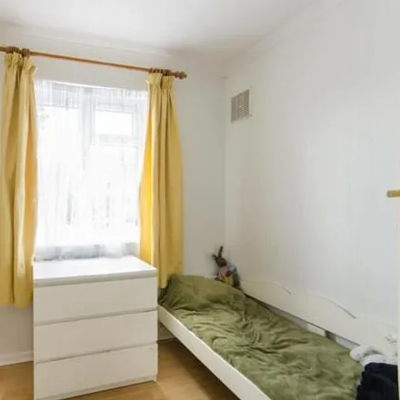 Image 7 - Churchill Gardens, London, W3 0JN, United Kingdom - House for rent