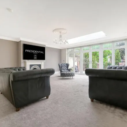 Image 9 - New Forest Lane, Chigwell, IG7 5QN, United Kingdom - House for rent