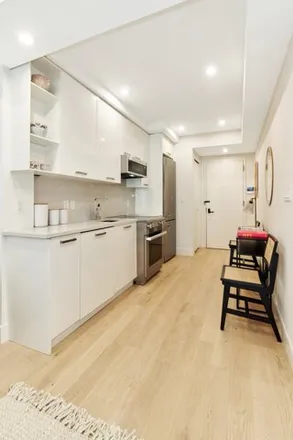 Image 3 - 323 East 53rd Street, New York, NY 10022, USA - Condo for sale
