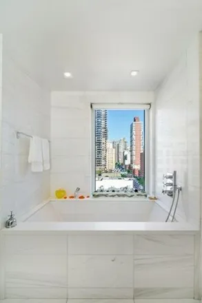 Image 7 - 1351 1st Avenue, New York, NY 10021, USA - Condo for sale