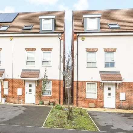Rent this 3 bed townhouse on Draper Crescent in Wokingham, RG40 1GW