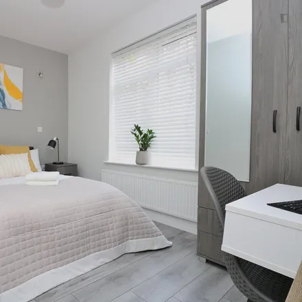 Rent this 5 bed room on 84 Bloemfontein Road in London, W12 7DJ